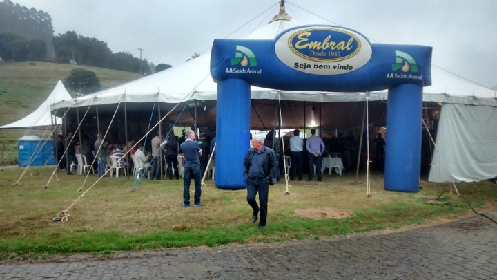Estrutura da Embral em evento com tenda de recepção
