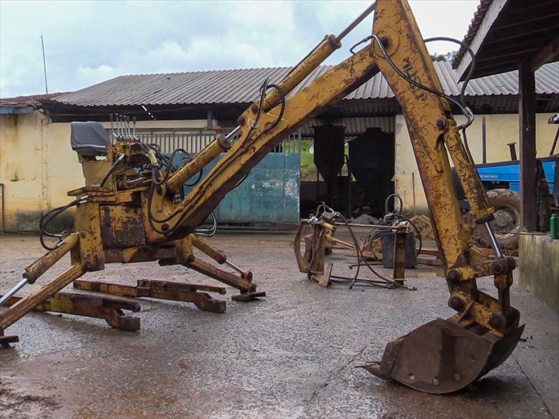 MÁQUINA À VENDA | PÁ HIDRÁULICA TRASEIRA