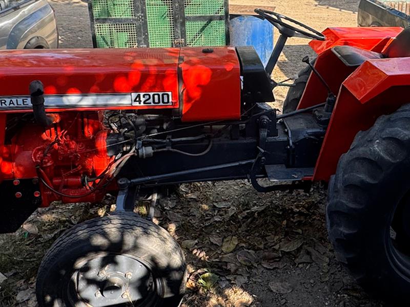 MÁQUINA À VENDA | TRATOR AGRALE 4200